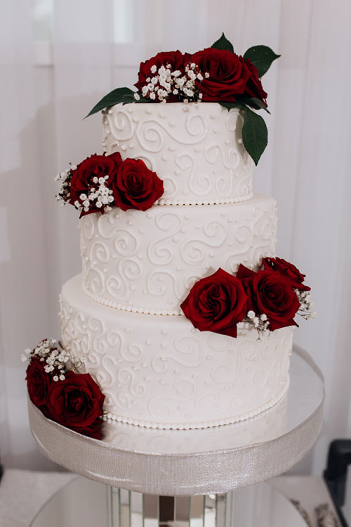 کیک عروسی با گل رز قرمز