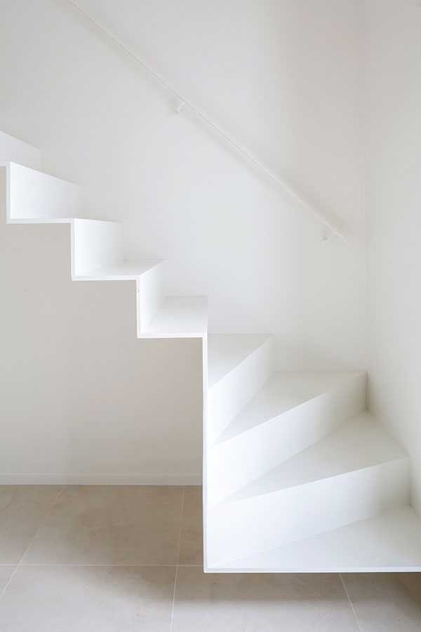 پله های سفید رنگ
